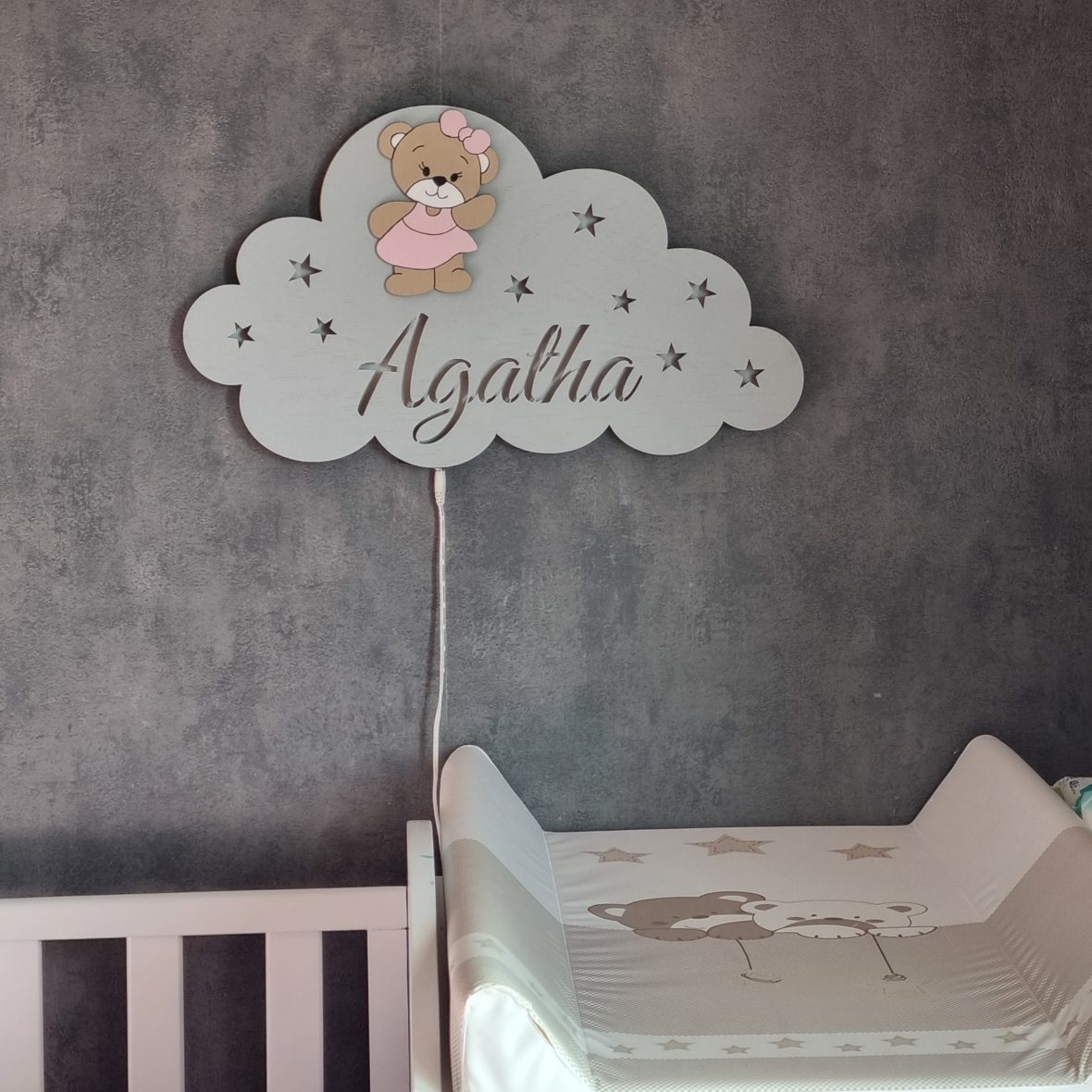 Lampa veghe gri personalizata cu nume – ursulet cu rochita maro-roz pal
