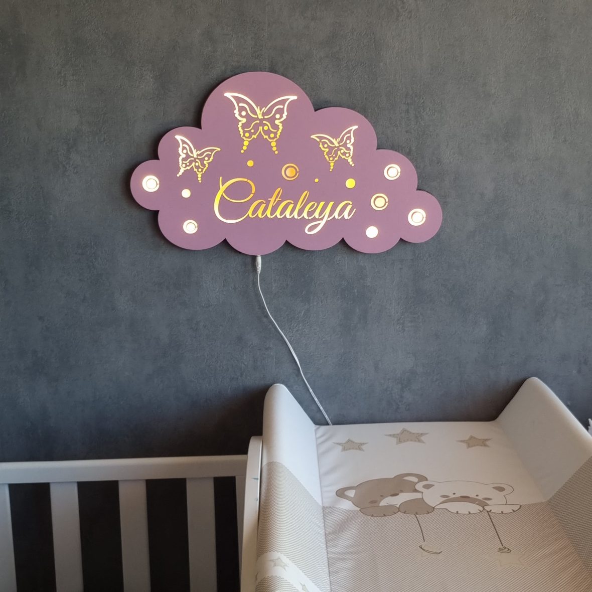 Lampa veghe personalizata cu nume si fluturasi – old lila