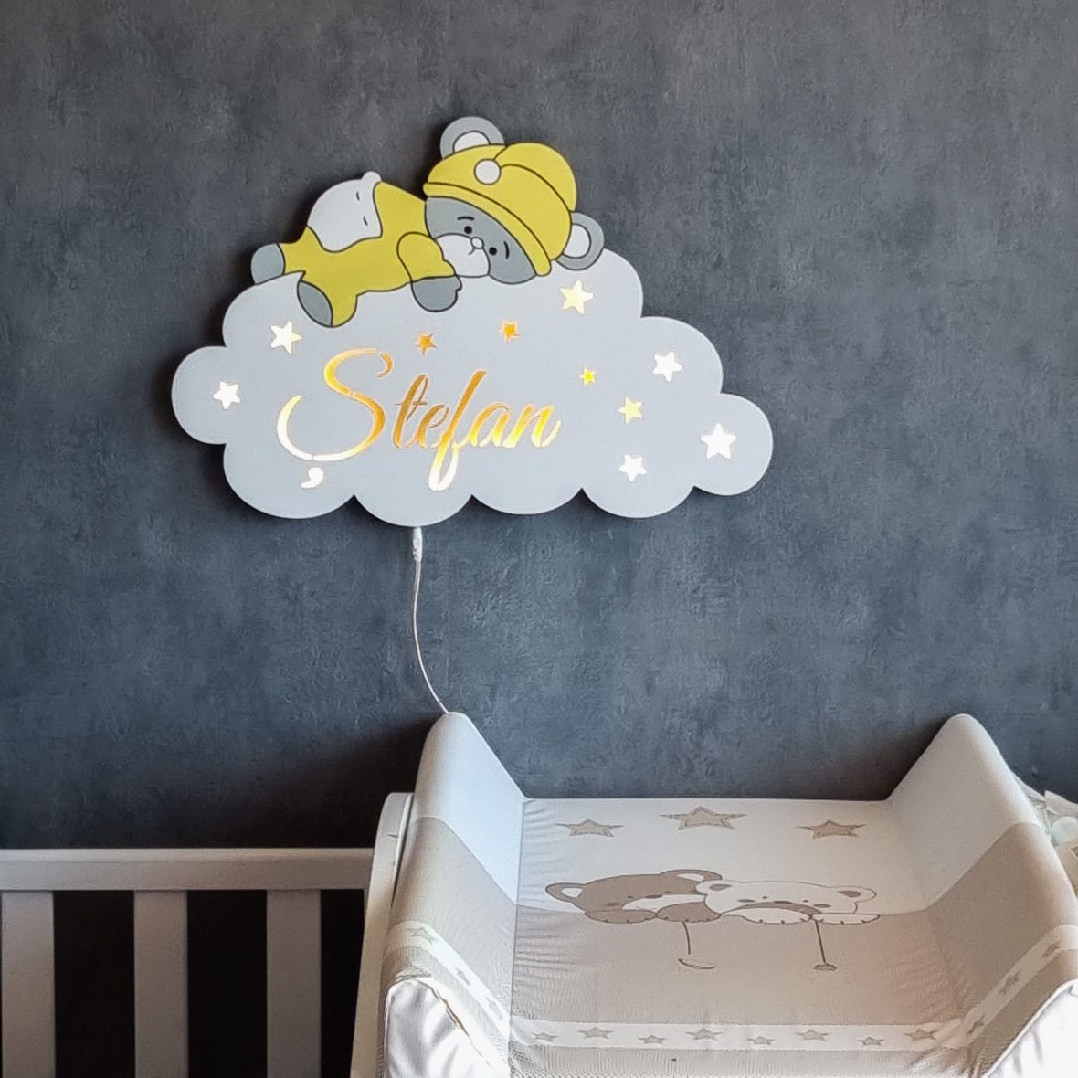 Lampa de veghe personalizata cu nume si ursulet pe nor galben-gri