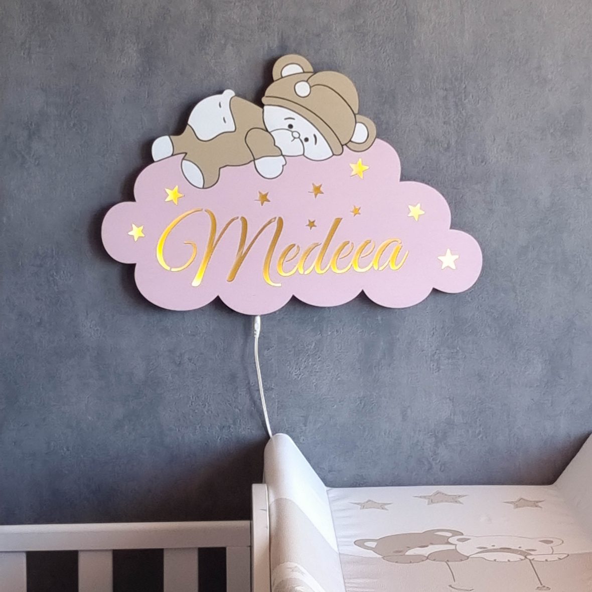 Lampa de veghe personalizata cu nume si ursulet pe nor bej-roz pal