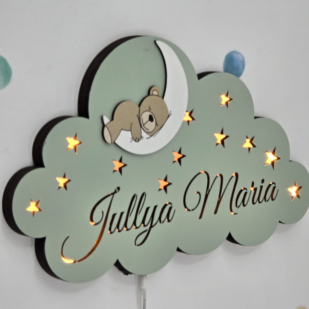 Lampa de veghe personalizata cu nume si ursulet pe luna – verde oliv